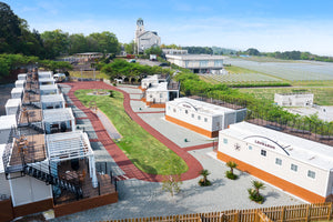 中伊豆EAST WINDS VILLAGE全景と奥に見える中伊豆ワイナリーシャトーT.S