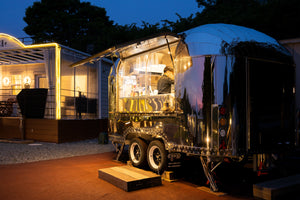 キッチンカーの外観と中で働く男性