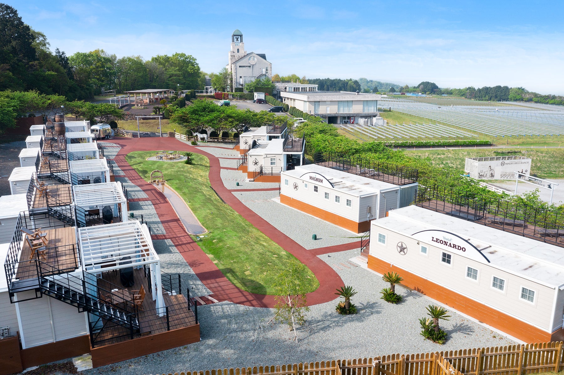 East Winds Village - ぶどう畑を望むグランピング施設