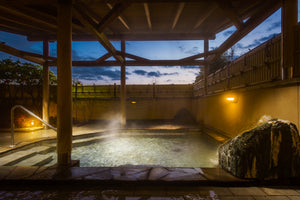 別館「ホテルワイナリーヒル」の夕暮れの露天風呂